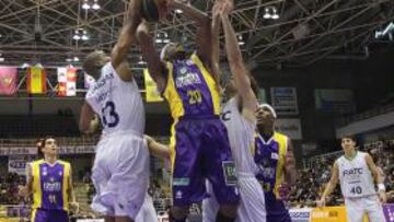 <b>LUCHADO. </b>Robinson intenta anotar con la oposición de Obasohan.