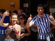 Aficionados de la real sociedad animan el ambiente en Sevilla a la espera del encuentro donde se disputa la Copa del Rey. A 17 de abril de 2026 en Sevilla (Andalucía, España). El estadio de La Cartuja de Sevilla acoge por séptima vez consecutiva una final de la Copa del Rey de Fútbol, este año el Atlético de Madrid se medirá con la Real Sociedad en un encuentro que tendrá lugar a partir de las 21,00h de este próximo sábado, 18 de Abril. Cabe recordar que los colchoneros han conquistado la copa en 10 ocasiones, frente a las tres de la Real sociedad.
17 ABRIL 2026
María José López / Europa Press
17/04/2026