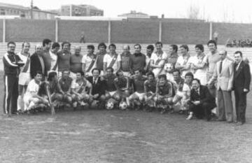 Ignacio Bordons en el centro con traje en un homenaje y con diferentes jugadores míticos del Real Madrid, Atlético y Rayo.