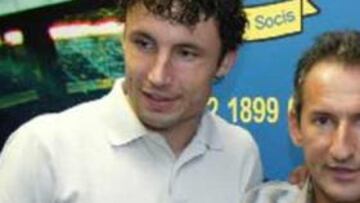 <b>DIFÍCIL JUGAR.</B> El centrocampista holandés ha admitido que no es sencillo entrar en el once titular.