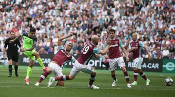 Coutinho makes it 0-3 against West Ham