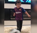 El hijo de Messi se pone a jugar con el balón y el móvil de Antonella termina por los suelos