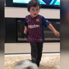 El hijo de Messi se pone a jugar con el balón y el móvil de Antonella termina por los suelos