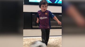 El hijo de Messi se pone a jugar con el balón y el móvil de Antonella termina por los suelos