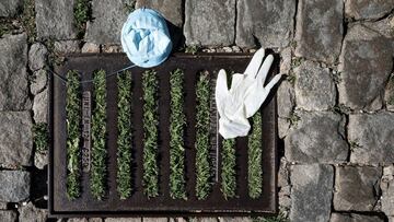 Guante y mascarilla en el suelo.