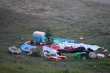 Un pequeño árbol de Navidad se encuentra en el centro de un picnic navideño abandonado en Bondi Beach después de un tiroteo en Sídney.




Associate Press/ LaPresse
Only Italy and Spain