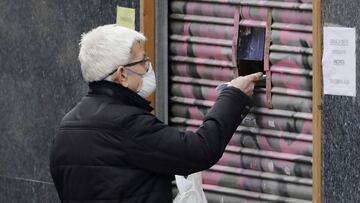 GRAFCAT3013. BARCELONA, 17/03/2020.- Un hombre compra medicinas en una farmacia del barrio de Sants de Barcelona, este martes, cuando la epidemia de coronavirus prosigue la escalada prevista por las autoridades sanitarias en la tercera jornada del estado 