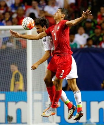 Oswaldo Alanis de México y Valentín Pimentel de Panamá disputando el esférico.