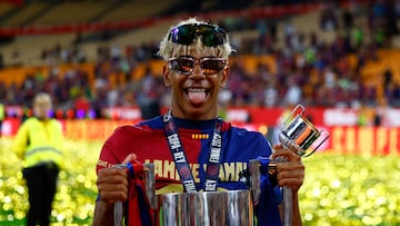 Soccer Football - Copa del Rey - Final - FC Barcelona v Real Madrid - Estadio de La Cartuja, Seville, Spain - April 26, 2025
FC Barcelona's Lamine Yamal celebrates with the trophy after winning the Copa del Rey REUTERS/Borja Suarez
PUBLICADA 27/04/25 NA MA04 2COL