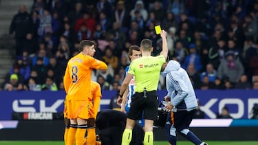 Muñiz Ruiz amonesta a Carlos Romero por la entrada a Mbappé que generó una enorme polémica.