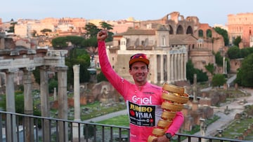 Primoz Roglic, con el Trofeo Senza Fine, con el Foro Romano de fondo.