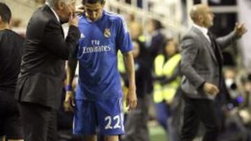 Ancelotti charla con Di María durante el encuentro de Vallecas.