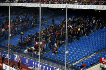 Vista de la grada donde se ubica el Frente Atlético durante el partido de vuelta de los dieciseisavos de final de la Copa del Rey, disputado esta tarde en el estadio Vicente Calderón.