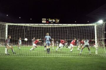 Sin duda la final más recordad de la Champions League, una remontada histórica. Bayern Múnich se fue adelante en el marcador 1-0 ante le Manchester United, pero los ingleses faltando dos minutos le dieron vuelta la marcador. Primero Giggs al 91 y luego Solskjær de cabeza al 93, puso el 2-1 para que el United fuera campeón.