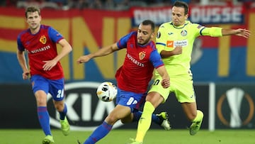 Maksimovic trata de arrebatarle el bal&oacute;n a Cabral durante el Basilea-Getafe.