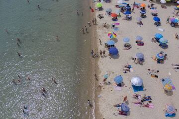 Foto tomada por un dron en una playa cercana al pueblo de Epanomi.