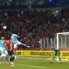 No todo fue Sampaoli: Vidal sorprendió con esto en su debut... ¡por poco!