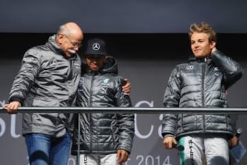 Dieter Zetsche con Lewis Hamilton y Nico Rosberg.