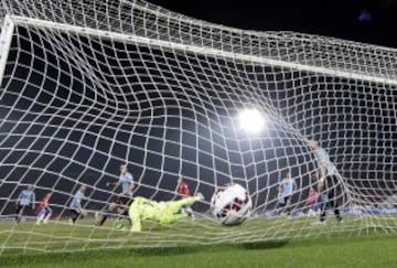 El balón que pateó Isla en el fondo del arco.