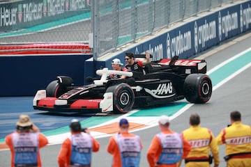 Durante el Gran Premio de Miami 2025, los 20 pilotos de F車rmula 1 desfilaron en r谷plicas a tama?o real de sus monoplazas, construidas con aproximadamente 400.000 piezas de LEGO cada una. Estas versiones el谷ctricas, con neum芍ticos Pirelli reales, alcanzaban hasta 20 km/h y fueron creadas en colaboraci車n con LEGO. El desfile reemplaz車 al tradicional cami車n de presentaci車n, ofreciendo una experiencia m芍s creativa, que gener車 entusiasmo tanto en la pista como entre los espectadores. La iniciativa busca acercar el espect芍culo de la F1 a los fans.