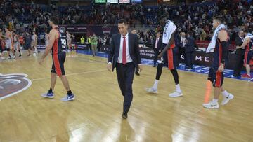 Pablo Prigioni, cabizbajo, sale del Baskonia-Valencia de la tercera jornada de la Euroliga.