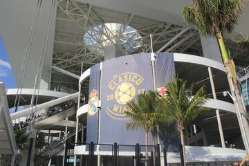 Los aficionados colmaron el Hard Rock Stadium de Miami para disfrutar de El Clásico entre Real Madrid y Barcelona.