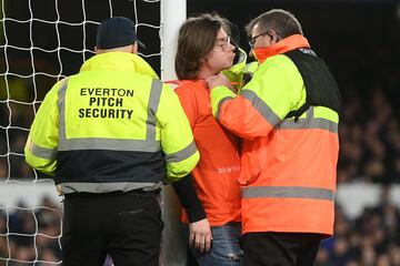 Ocurrió en el minuto 50 del Everton-Newcaslte. Un espectador, con una camiseta en la que se leía 'Just stop oil' se ha atado con una brida al poste. El partido estuvo parado durante siete minutos hasta que la seguridad del estadio del Everton consiguió romper la brida.