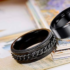 Tenemos un juego de anillos de acero inoxidable para hombre en tres diseños distintos