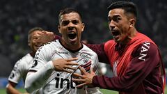 Athletico Paranaense's Uruguayan forward David Terans (L) celebrates after scoring against Palmeiras during the Copa Libertadores all-Brazilian second leg semifinal football match between Palmeiras and Athletico Paranaense, at the Allianz Parque stadium, in Sao Paulo, Brazil, on September 6, 2022. (Photo by NELSON ALMEIDA / AFP)