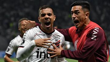 Athletico Paranaense's Uruguayan forward David Terans (L) celebrates after scoring against Palmeiras during the Copa Libertadores all-Brazilian second leg semifinal football match between Palmeiras and Athletico Paranaense, at the Allianz Parque stadium, in Sao Paulo, Brazil, on September 6, 2022. (Photo by NELSON ALMEIDA / AFP)