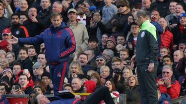 Van Gaal protesta ante el cuarto árbitro, Mike Dean, durante el Manchester United-Arsenal.