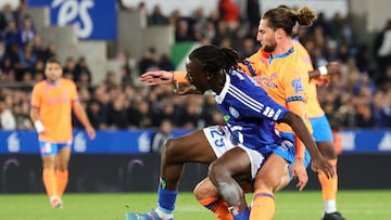 Adrien Rabiot disputa un balón con el jugador del Estrasburgo, Ismael Doukouré.