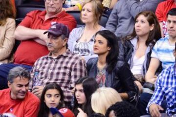 Golnesa  Gharachedaghi, protagonista del reality Shahs of Sunset, con su padre, Mahmoud Gharachedaghi, siguen a los Clippers en el Staples Center.