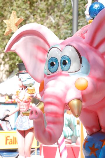 Las fallas visten las calles de Alicante.