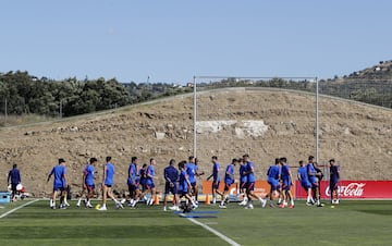 La plantilla durante el entrenamiento de hoy.