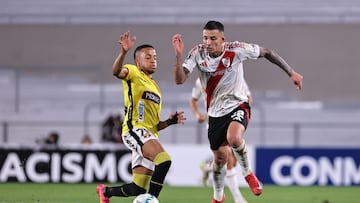 AMDEP5045. BUENOS AIRES (ARGENTINA), 08/04/2025.- Kevin Castaño (d) de River disputa el balón con Jhonny Quiñónez de Barcelona este martes, en un partido de la fase de grupos de la Copa Libertadores entre River Plate y Barcelona en el estadio Más Monumental en Buenos Aires (Argentina). EFE/ Juan Ignacio Roncoroni
