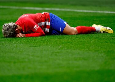 Rodrigo De Paul se duele sobre el césped del Cívitas Metropolitano.