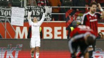 Chicharito Hernandez celebra un gol con el Bayer Leverkusen.