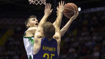 Nikola Radicevic trata de anotar ante Petteri Koponen.