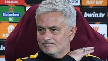 ROME, ITALY - FEBRUARY 22: José Mourinho head coach of AS Roma gestures ahead of their UEFA Europa League knockout round play-off leg two match against RB Salzburg at Stadio Olimpico on February 22, 2023 in Rome, Italy. (Photo by Silvia Lore/Getty Images)