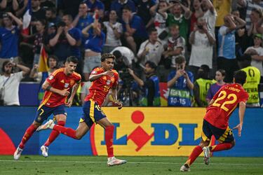 Espectacular estreno de Lamine Yamal a nivel goleador en una Eurocopa con apenas 16 años. Recibió un balón, encaró a Rabiot, ante el que se sacó un golazo espectacular, con un disparo que se coló por la mismísima escuadra.