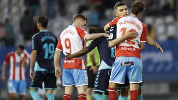 Jugadores del Lugo y el Albacete se saludan tras al final del partido