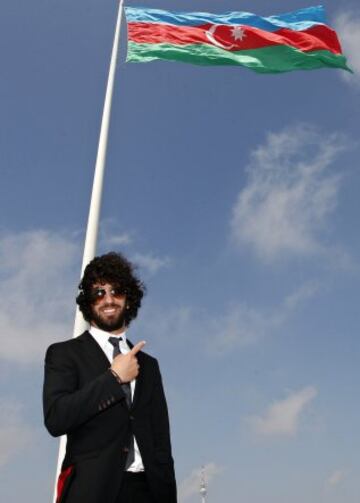 Arda en su visita a Azerbaiyán. El equipo viajó a Bakú, capital del país que patrocinó al Atlético y se sacó esta foto con una bandera gigante.