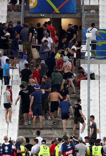 Enfrentamiento entre los ultras rusos e ingleses en el partido que enfrent¨® a ambas selecciones en Marsella durante la Eurocopa 2016.