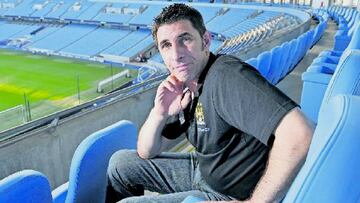 El exjugador del Manchester City Paul Lake posa sentado en una butaca de una zona preferencial del Etihad Stadium.