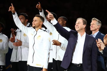 El Oracle Arena se visti車 de gala para el arranque de la temporada NBA: los Warriors recibieron sus anillos de campeones y alzaron otra bandera al techo del pabell車n. Arranc車 la temporada 2017-18.