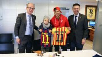 Neymar y su hijo Davi Lucca, entre Cardoner y Bartomeu.