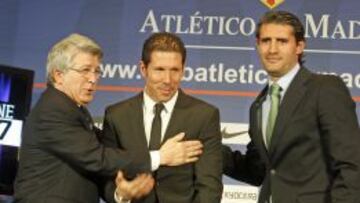 Enrique Cerezo con Simeone y Caminero.