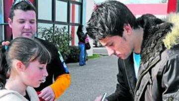 <b>QUERIDO. </b>Canella firma un autógrafo a una joven aficionada tras el entrenamiento de ayer.