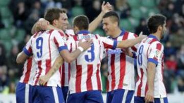 Los rojiblancos celebran el tanto de Mandzukic en Elche